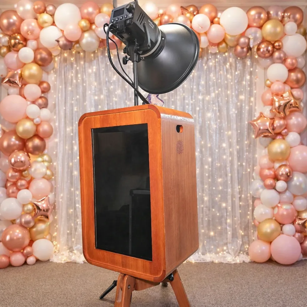 balloons and oak booth