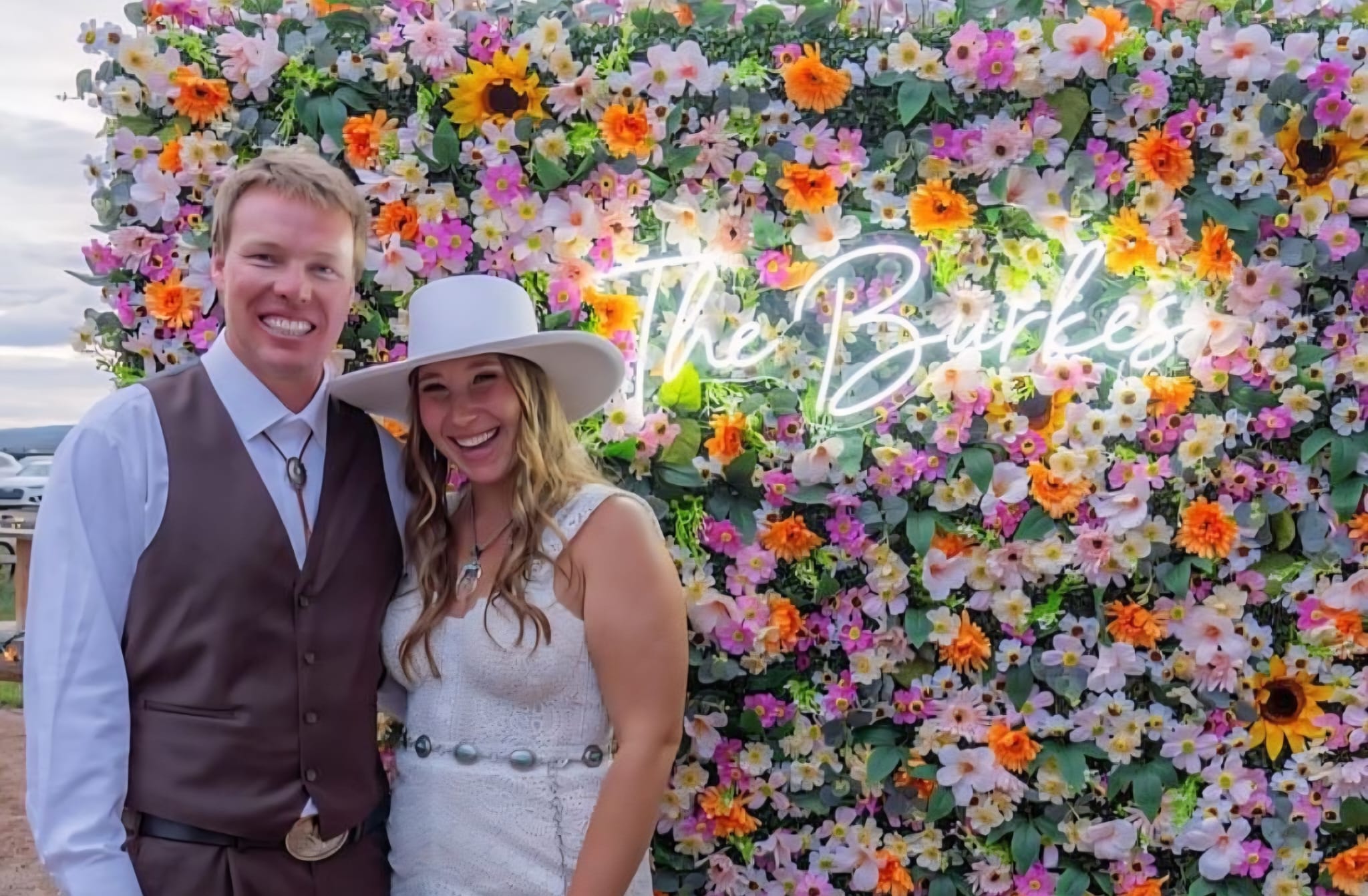 Flower wall w: Bride & Groom